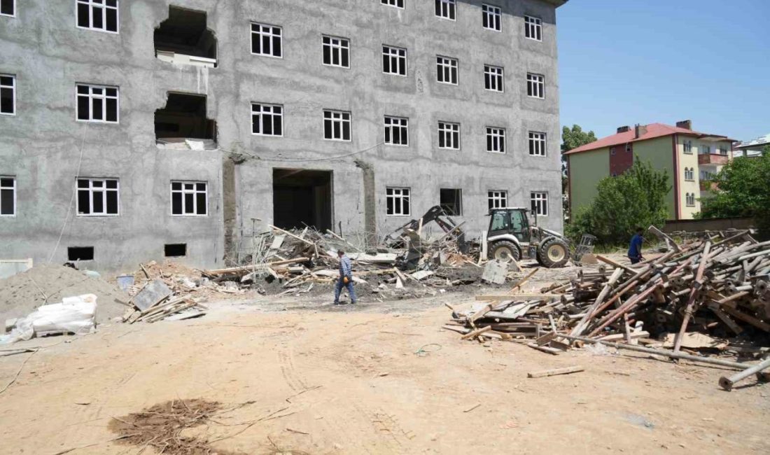 Muş’ta sundurma çöktü, 2 işçi yaralı Muş’ta yapımı süren bir okul inşaatının giriş sundurma tablasının çökmesi