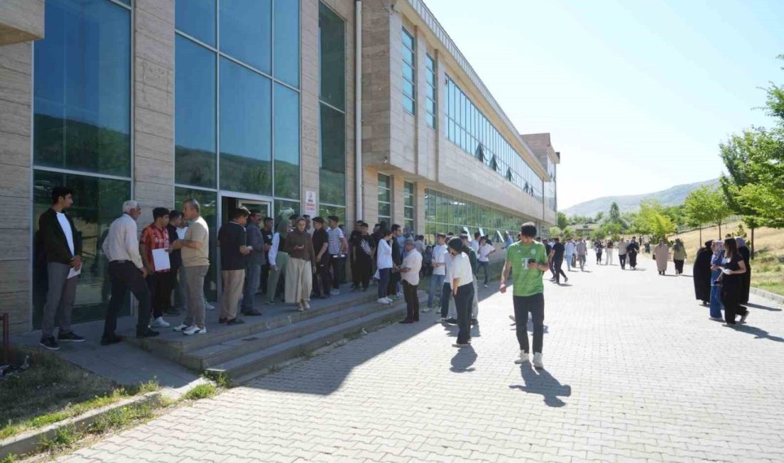 Muş’ta YKS’nin ikinci oturumu AYT başladı Muş’ta, Yükseköğretim Kurumları Sınavı’nın (YKS) ikinci oturumu olan Alan Yeterlilik