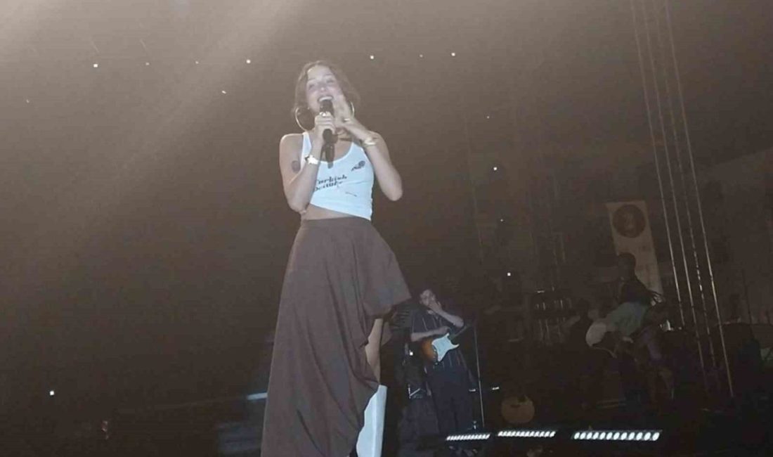 Mut kayısı festivalinde sanatçı Bilal Sonses ve Zeynep Bastık hayranlarını coşturdu Mersin’in Mut ilçesinde düzenlenen Karacaoğlan Kayısı Kültür ve Sanat Festivali’nin
