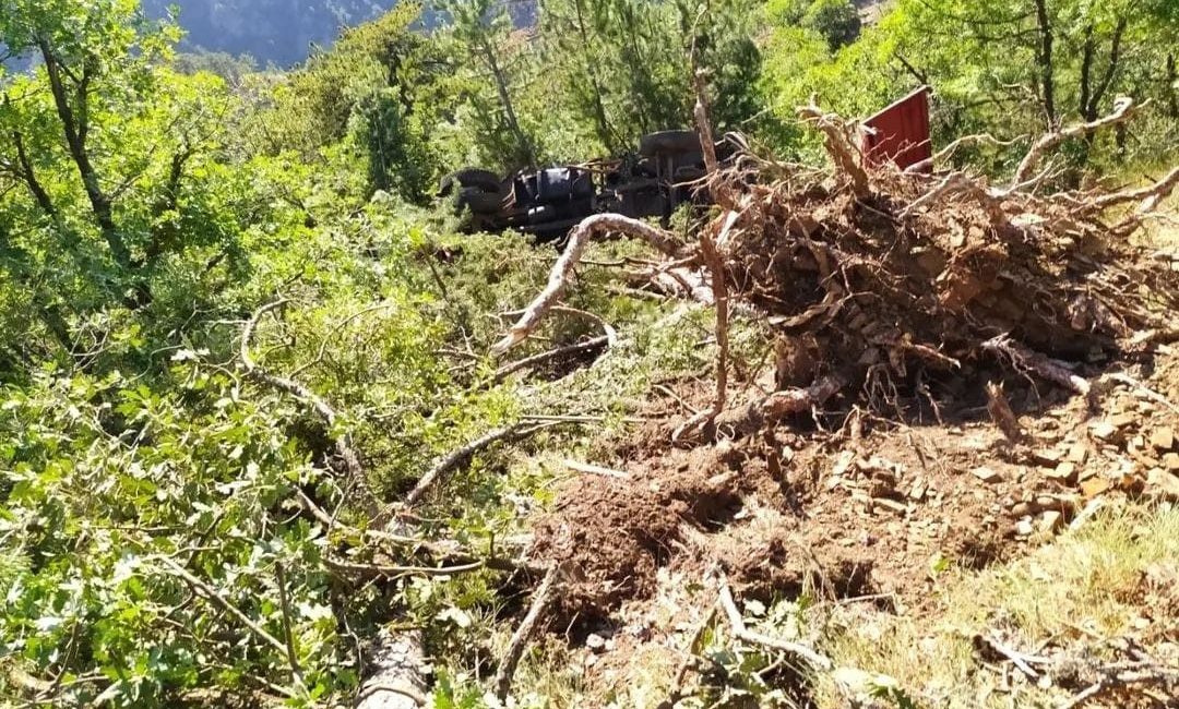 Nallıhan’da freni boşalan itfaiye aracı uçuruma yuvarlandı Ankara’nın Nallıhan ilçesinde, freni boşalan bir itfaiye aracı ormanlık alanda