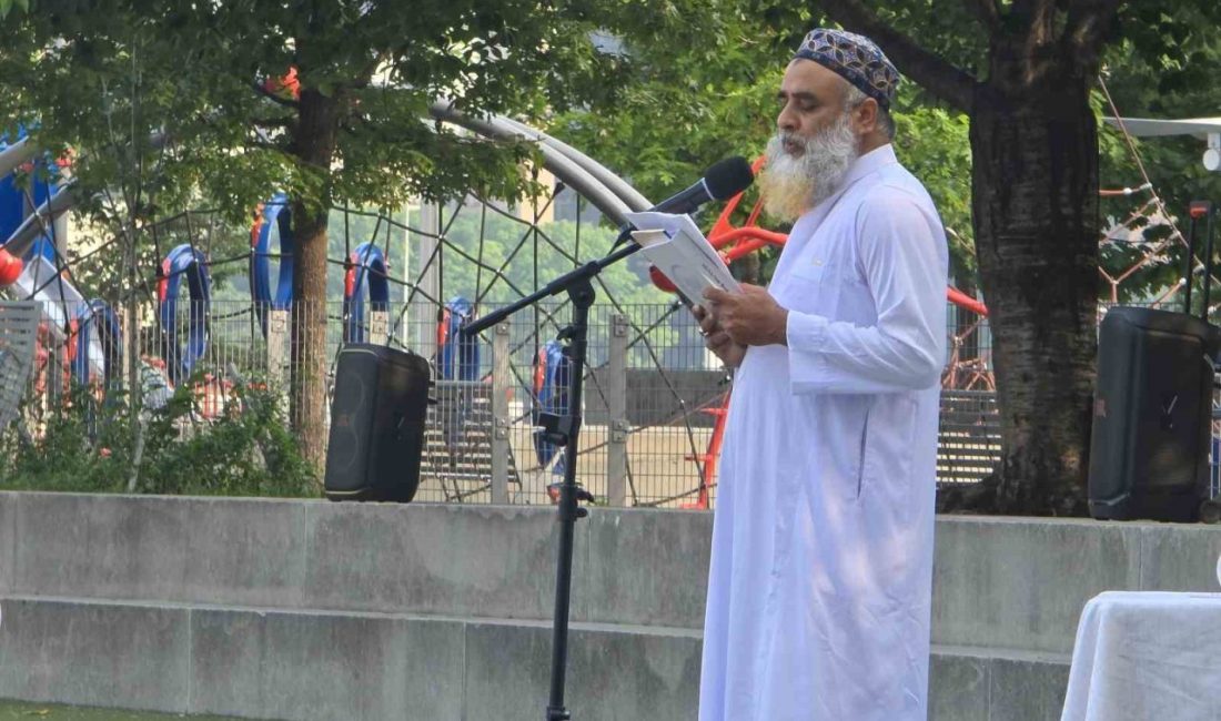 New York’ta bayram namazı sıcak hava nedeniyle parkalarda kılındı ABD’nin New York kentinde Müslümanlar, sıcak hava nedeniyle bayram namazını