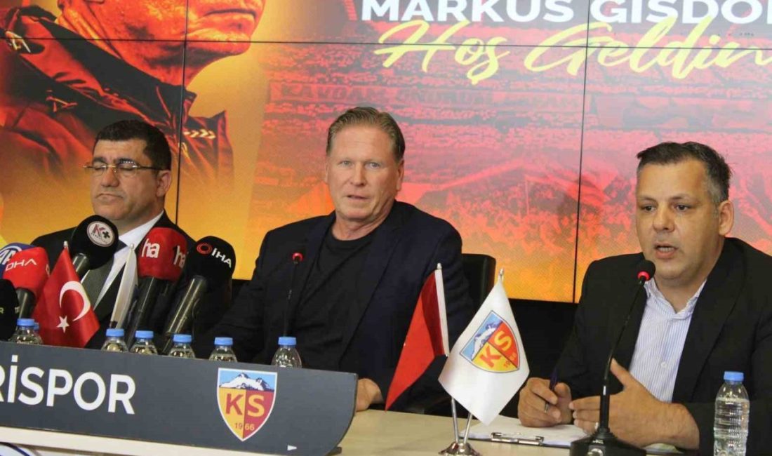 Kayserispor’un yeni Teknik Direktörü Markus Gisdol için imza töreni düzenlendi.