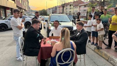 Karabük’ün Yenice ilçesinde gelin alma merasimindeki konvoy, çok ilginç yöntemlerle