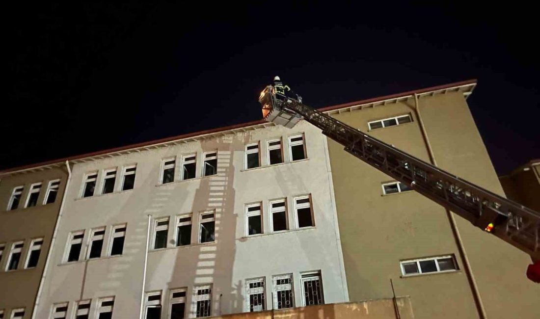 Okulun çatısında mahsur kalan yavru kedi, itfaiye ekiplerince kurtarı Çorum’un Osmancık ilçesinde eski bir lise binasının çatısında mahsur kalan