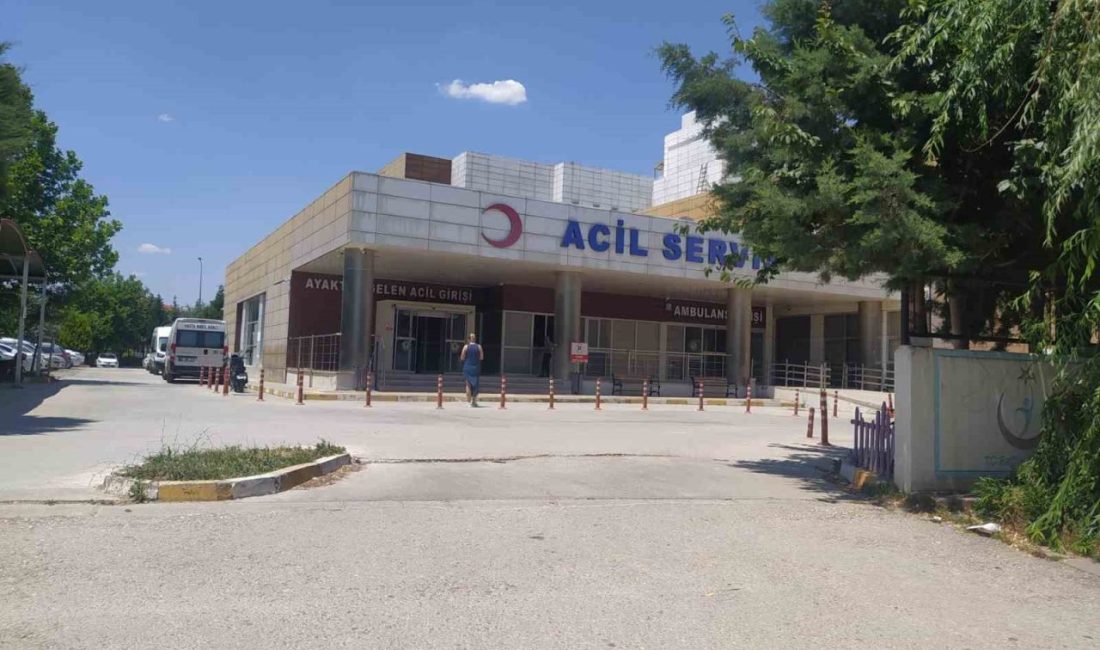 Okulun son günü öğretmenler yumruklu kavga etti Denizli Çivril’de okulda görevli iki öğretmen yumruk yumruğa kavga etti.