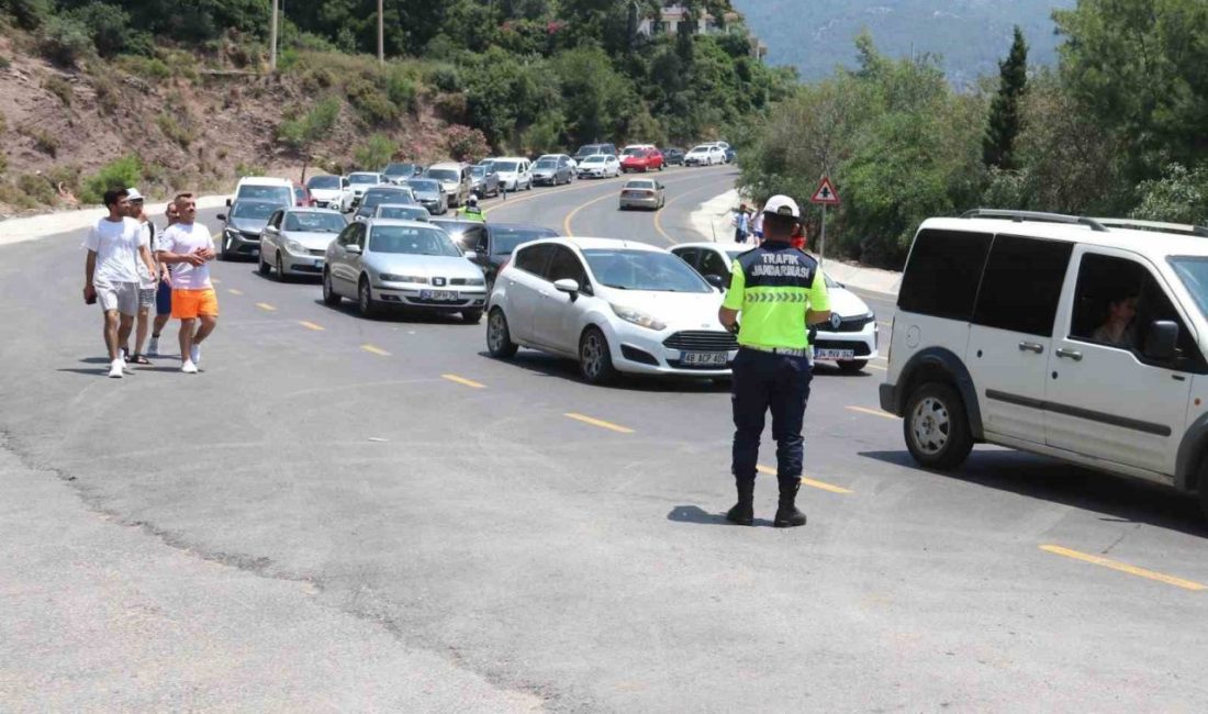 Kurban Bayramı tatilinin ikinci gününde Ölüdeniz, yerli turistlerin akınına uğradı.