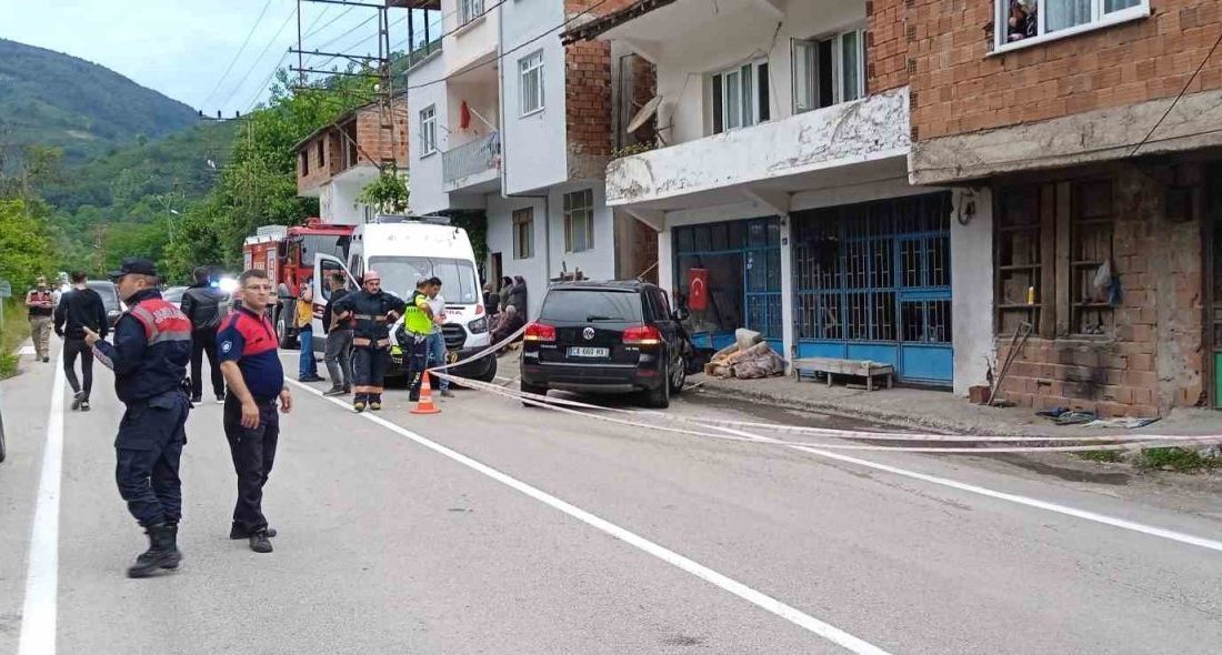 Ordu’da feci kaza: 2 ölü Ordu’da kontrolden çıkan cipin bir bakkalın önünde oturanları arasına daldığı