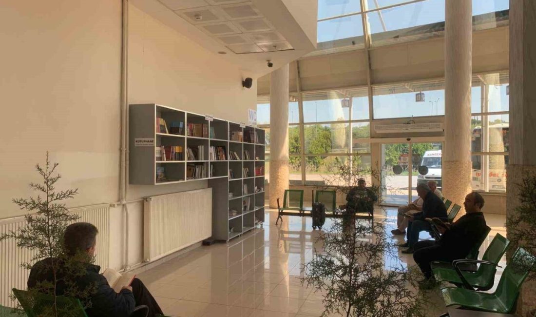Ordu’da otobüs bekleyenler, kitap okuyarak vakit geçiriyor Ordu Büyükşehir Belediyesi tarafından Altınordu ve Ünye şehirlerarası otobüs terminallerine