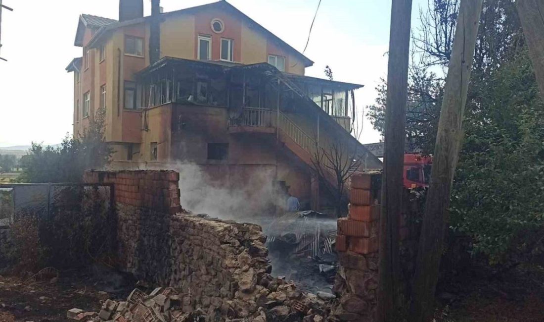 Otları temizlemek için yaktığı ateş, komşusunun evini yaktı Konya’nın Seydişehir ilçesinde evinin önündeki otları yakan şahsın kontrolünden çıkan
