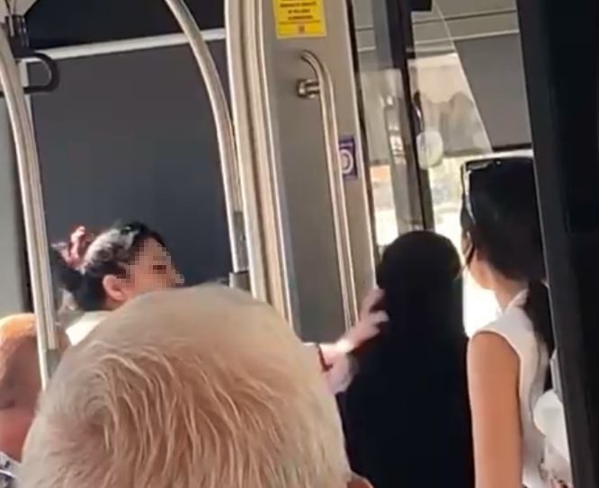 Denizli’de 2 yaşındaki kızıyla birlikte halk otobüsüne binen tesettürlü kadın,