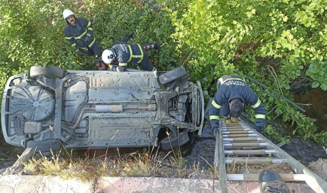 Otomobil dereye düştü: 1 yaralı Tokat’ın Niksar ilçesinde meydana gelen trafik kazasında bir otomobil dereye