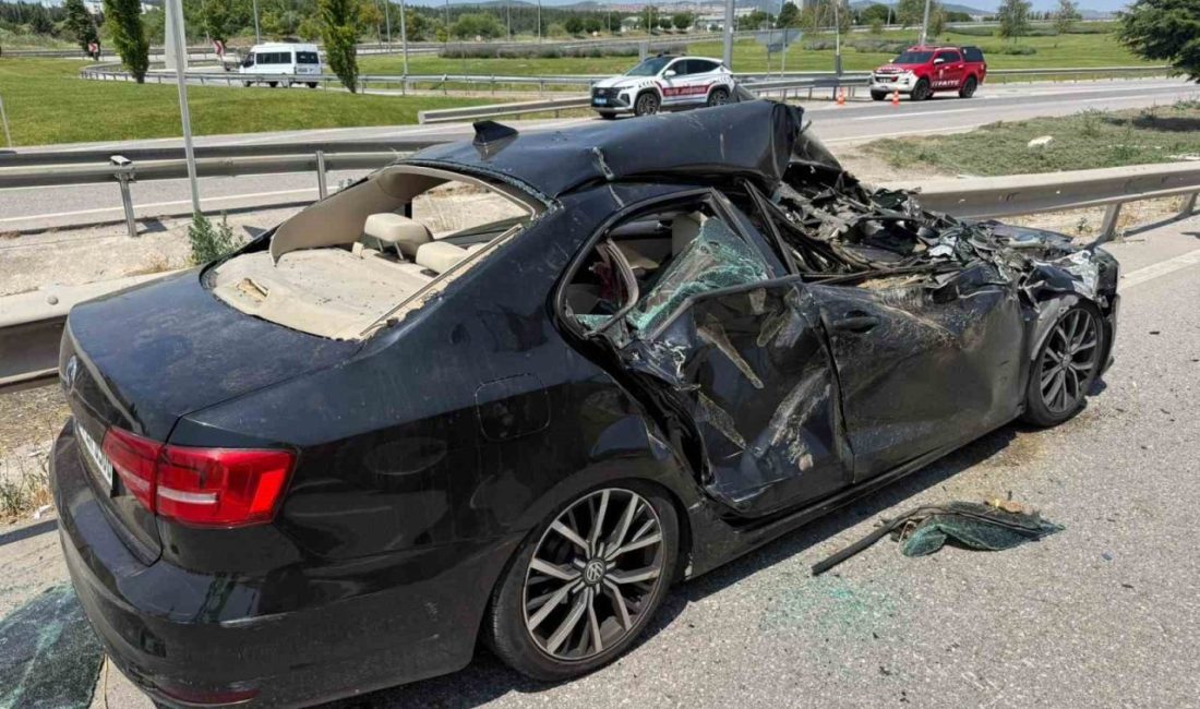 Otomobil freni kilitlenen biçerdöverin altına girdi: 2 yaralı Balıkesir’de bugün öğlen saatlerinde İzmir-Bursa yolu Bigadiç Köprüsü Kavşağı mevkiinde