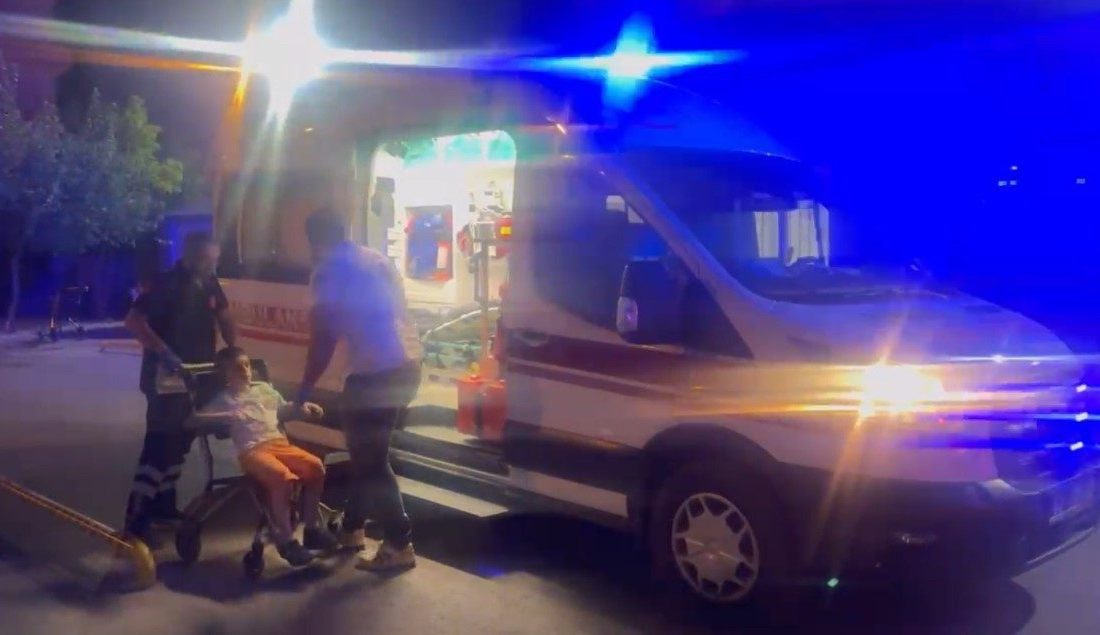 Otomobil şarampole yuvarlandı: 4 yaralı Adıyaman’da sürücüsünün direksiyon hakimiyetini kaybettiği otomobilin şarampole yuvarlanması sonucu 4