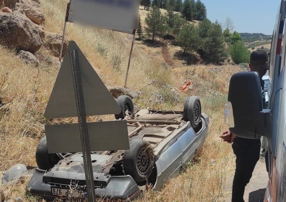 Otomobil takla attı, sürücü yaralandı Adıyaman’da, sürücüsünün direksiyon hakimiyetini kaybettiği otomobilin takla atması sonucu 1