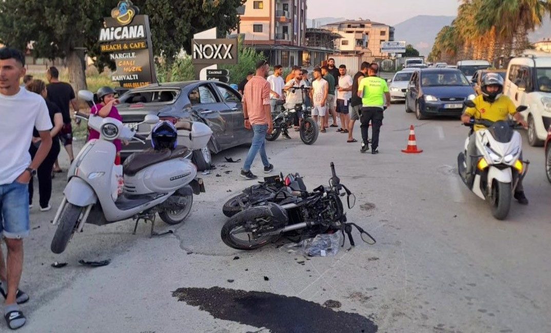 Otomobile ok gibi saplanan motosikletteki 1 kişi öldü, 1 kişi yaralandı Hatay’ın Arsuz ilçesinde otomobille motosikletin çarpıştığı kazada bir kişi öldü,