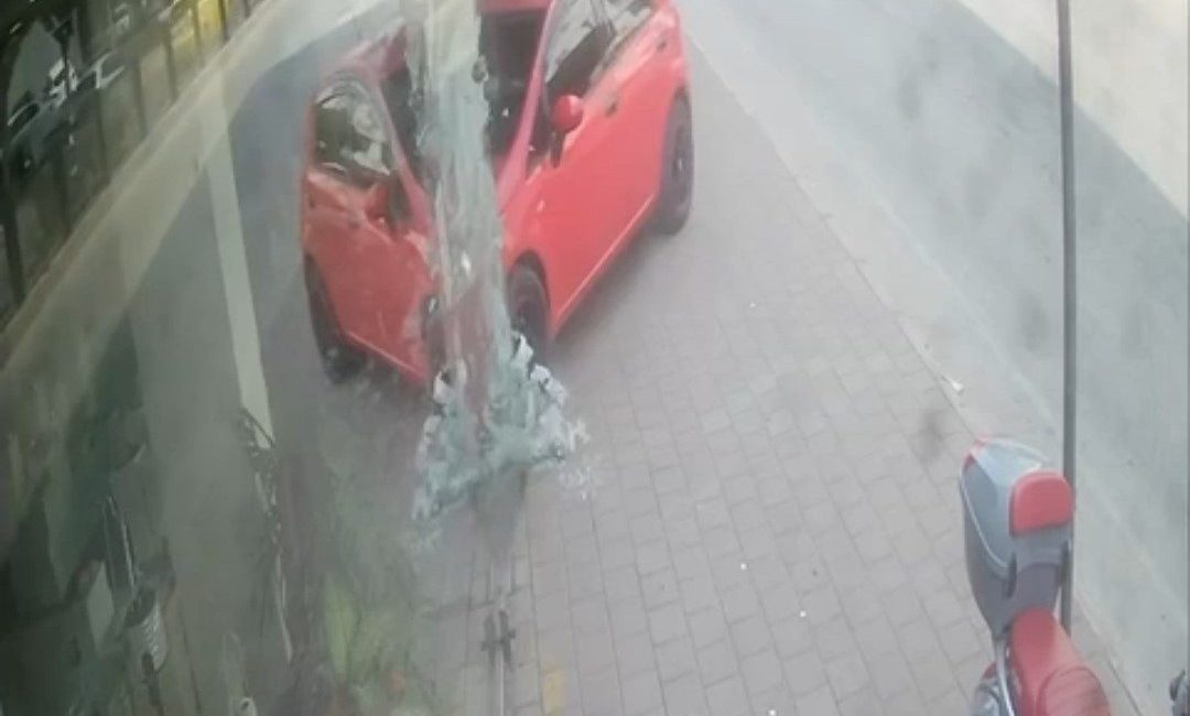 Otomobilin mağazaya daldığı anlar kamerada Adana’nın Seyhan ilçesinde sürücüsünün kontrolünden çıkan otomobilin mağazaya daldığı anlar