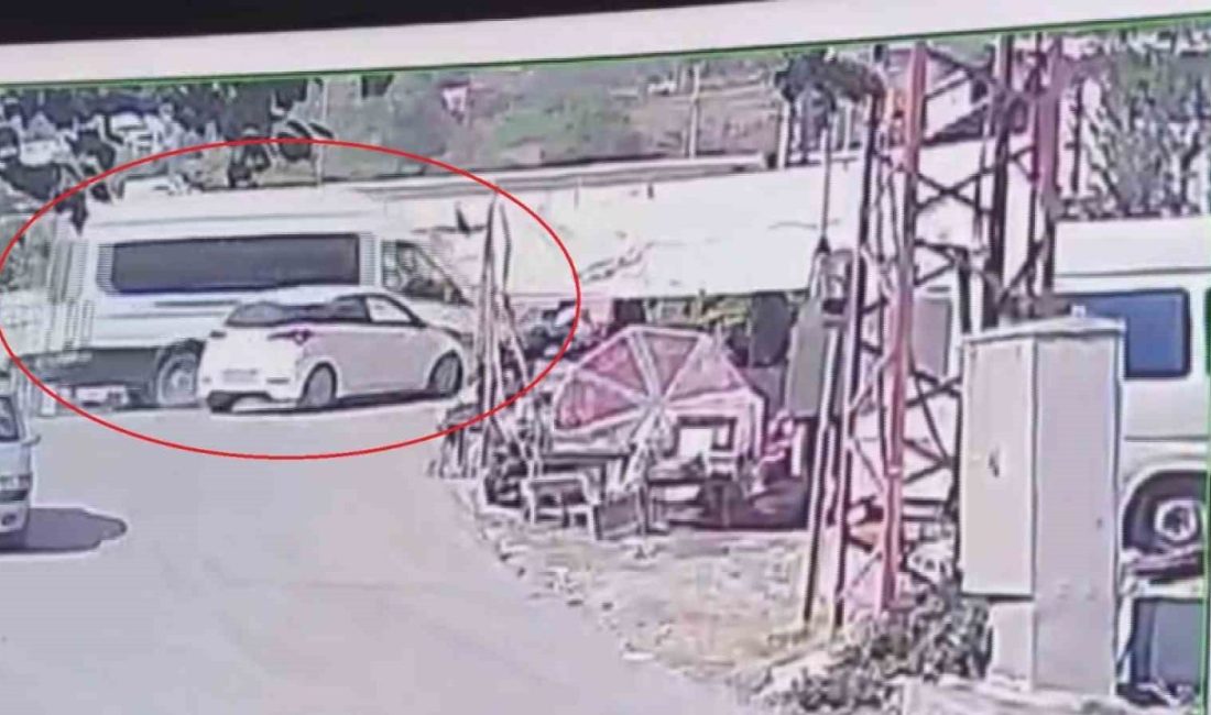 Otomobille çarpışan minibüs dereye uçtu, o anlar kamerada Hatay’ın Dörtyol ilçesinde otomobille çarpışan minibüsün dereye uçma anı kameraya