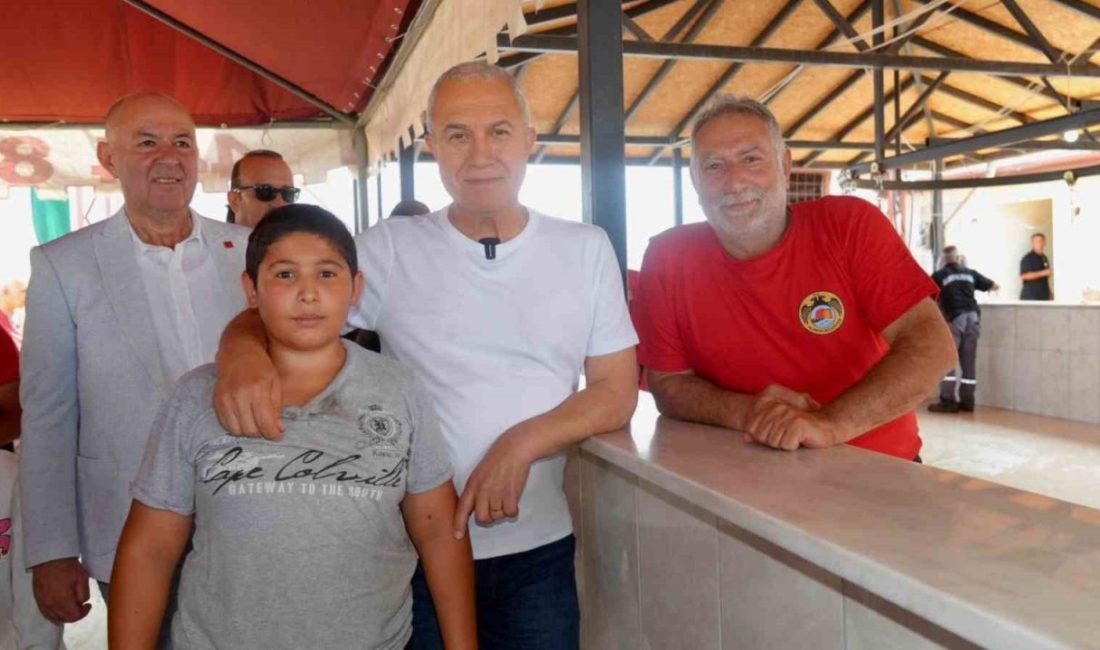 Özçelik: ’’Vatandaşlarımızın huzur içinde ibadetlerini yerine getirmesi bizim için çok önemli’’ Alanya Belediye Başkanı Osman Tarık Özçelik, kurban kesim yerlerini ziyaret