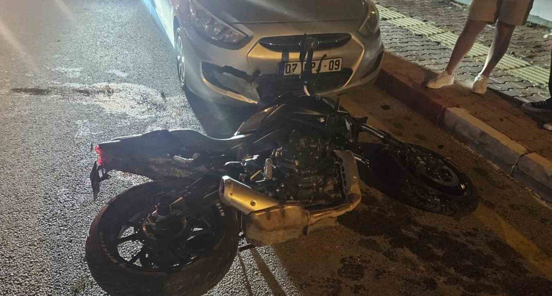 Park halindeki otomobile çarpan motosiklet sürücüsü yaralandı Antalya’da hakimiyetini kaybeden motosiklet sürücüsü park halindeki araca çarptı. Yaralanan
