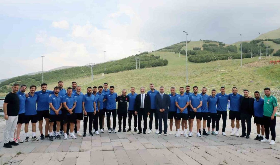 Rektör Hacımüftüoğlu, UEFA B antrenörlük eğitimi alan futbolcularla bir araya geldi Atatürk Üniversitesi, akademik başarıların yanı sıra spor alanında da önemli