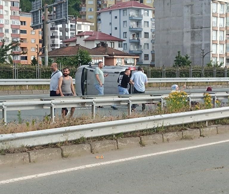 Rize’de bayram dönüşü kaza: 2 ölü, 3 yaralı Rize’nin Çayeli ilçesinde bayram ziyaretinden dönen ailenin içerisinde bulunduğu aracın