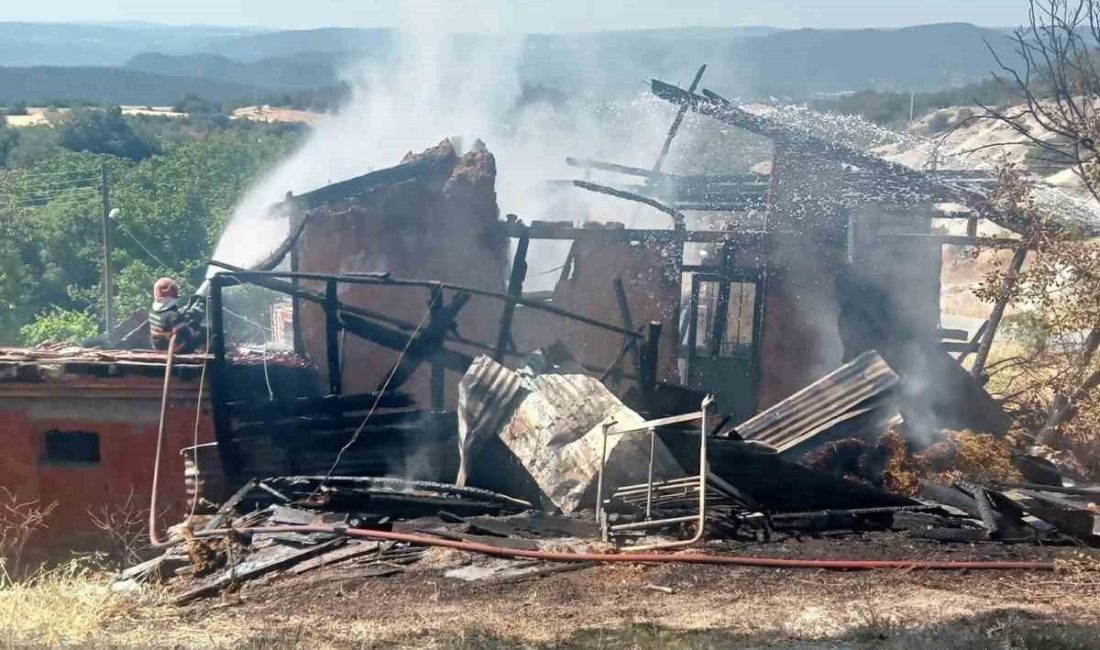 Sakarya’da yangın: Ev, ahır ve samanlık zarar gördü Sakarya’nın Taraklı ilçesinde çıkan ve itfaiye ekiplerince söndürülen yangında iki