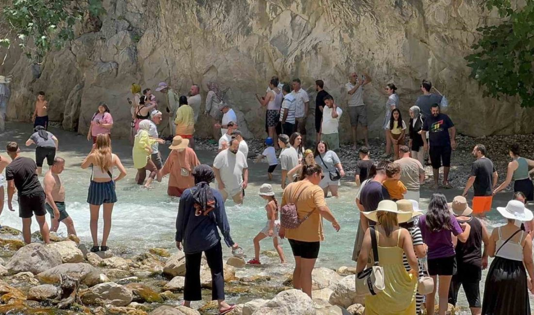 Muğla’nın Seydikemer ilçesindeki Saklıkent Kanyonu’nda, Kurban Bayramı’nın üçüncü gününde yoğunluk