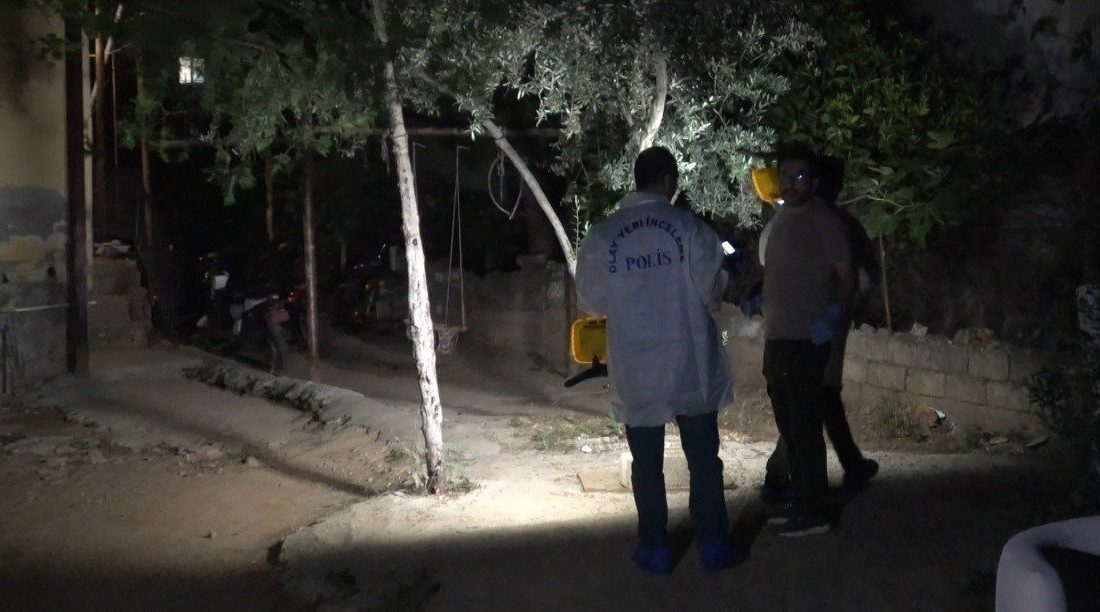 Antalya’da evinin bahçesinde bulunan kümesteki tavukları beslerken yorgun merminin isabet
