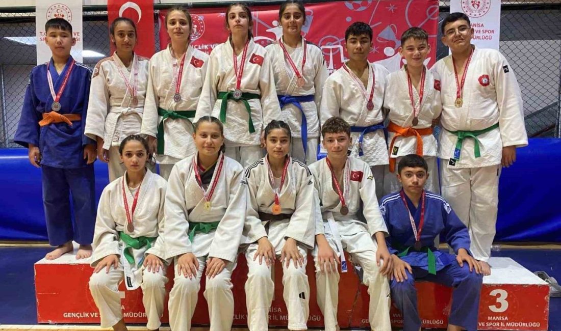 Salihlili judocuların yıldızı, bu kez Manisa’da parladı Manisa’nın Salihli ilçesinin yıldız judocuları, Manisa’da yapılan Türkiye Şampiyonası ve