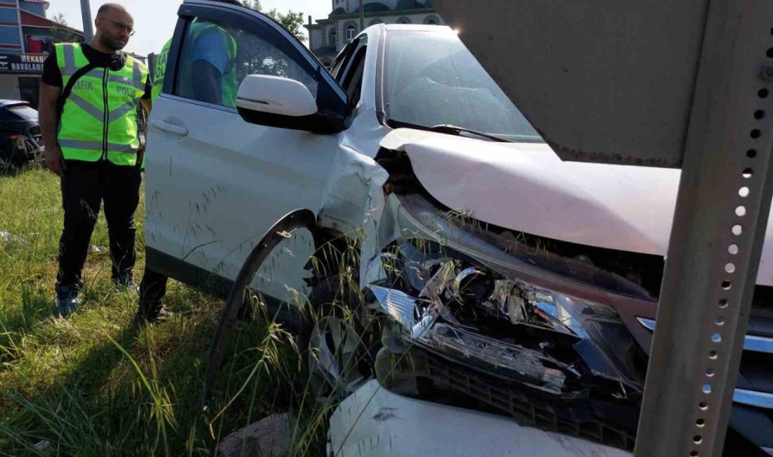 Samsun’da kavşakta 2 otomobil çarpıştı: 2 yaralı Samsun’da kavşakta iki otomobilin çarpışması sonucu meydana gelen trafik kazasında