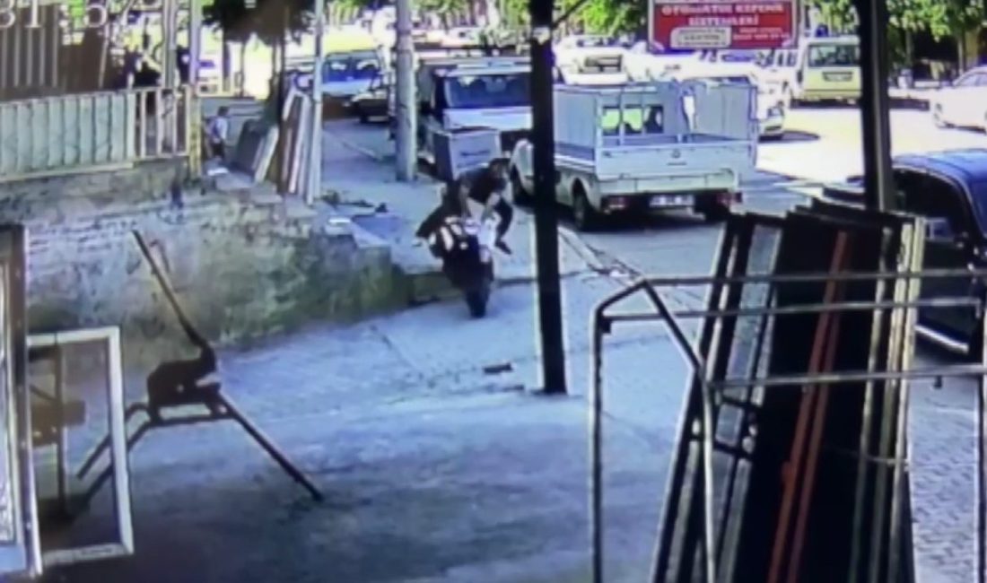Şanlıurfa’nın Hilvan ilçesinde, sürücüsünün kontrolünden çıkan motosikletin devrildiği anlar güvenlik