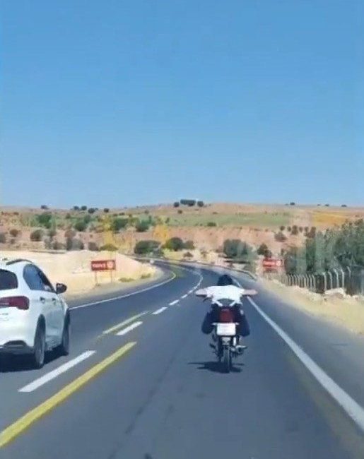 Şanlıurfa’da motosikletin üzerinde uzanarak süren sürücüye ceza Şanlıurfa’da trafikte güvenliği tehlikeye atacak şekilde motosiklet koltuğuna yüzüstü uzanarak