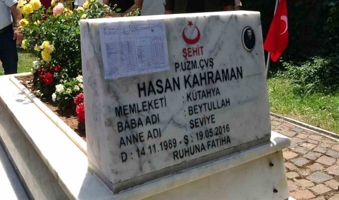 Şehit babasına duygu yüklü karne hediyesi Kütahya’da 11 yaşındaki Gökalp Kahraman, karne sevincini şehit babasının mezarı