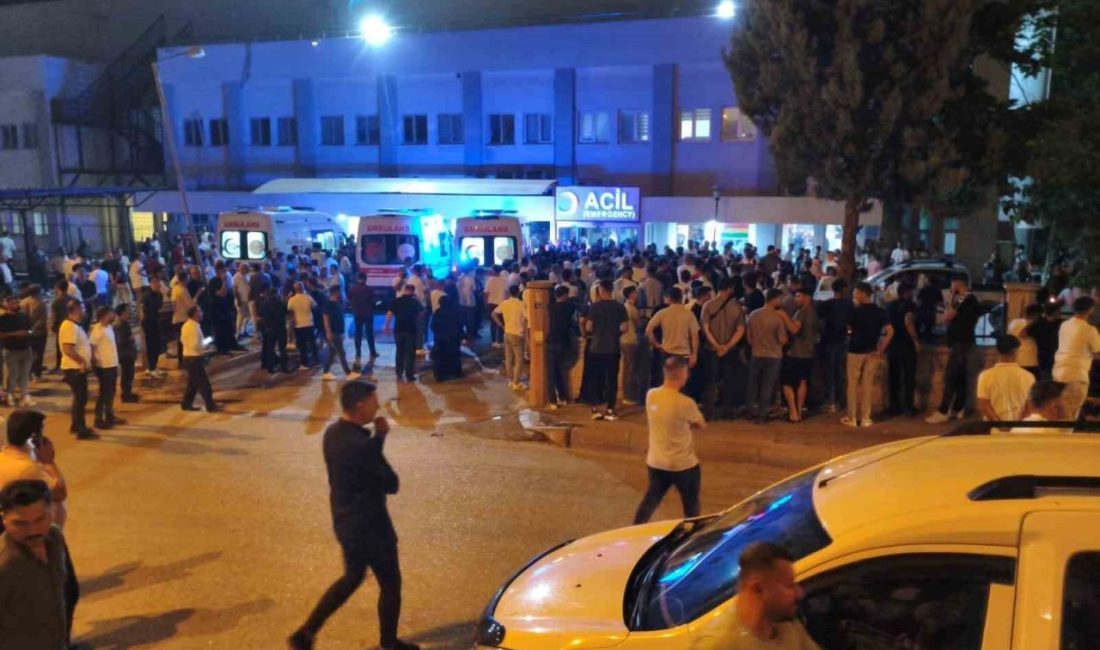 Siirt’te düğün salonuna silahlı saldırı: 1 ölü, 3 yaralı Siirt’in Kurtalan ilçesi Sare Düğün Salonunda silahlı saldırı meydana geldi.
