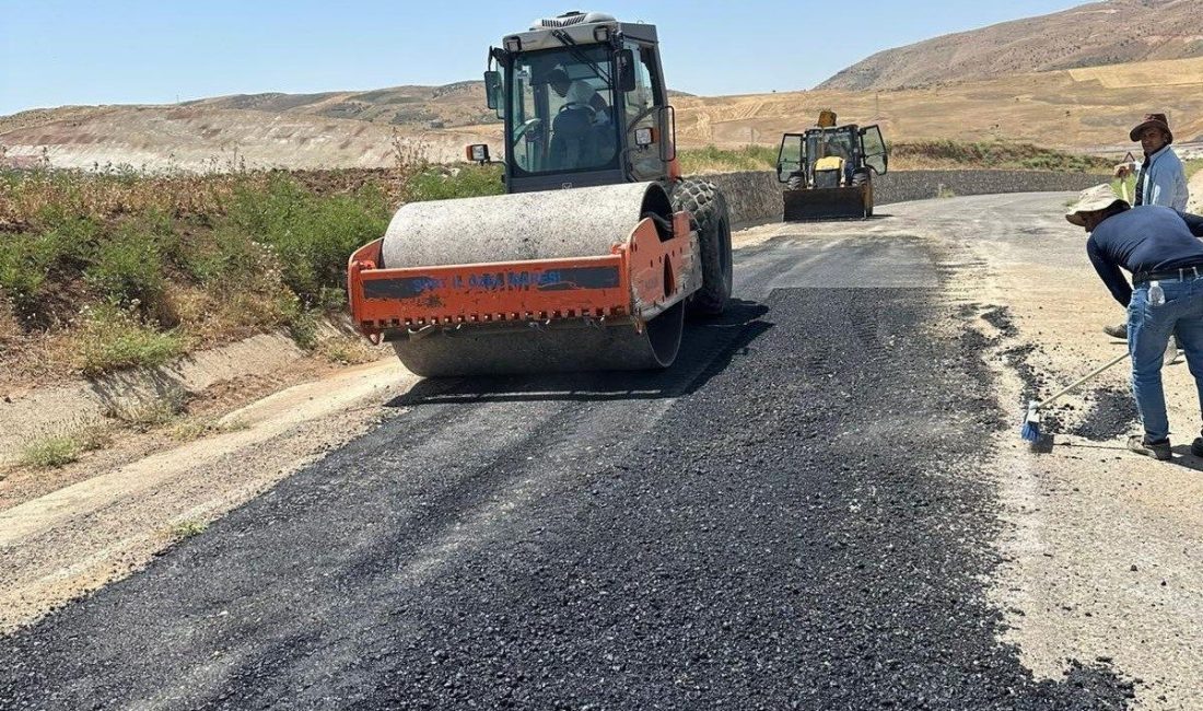 Siirt’te israftan uzak, yerli ve milli üretimle yol konforu sağlanıyor Siirt’te kırsal yollar yerli üretimle yenileniyor. Siirt İl Özel İdaresi,