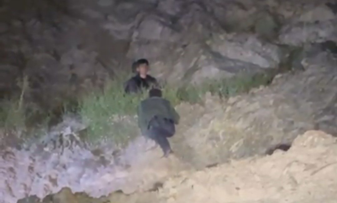 Siirt’te kayalıktan düşen çocuk yaralandı Siirt’in Pervari ilçesinde hayvan otlatırken kayalıktan düşen çocuk yaralandı. Olay,