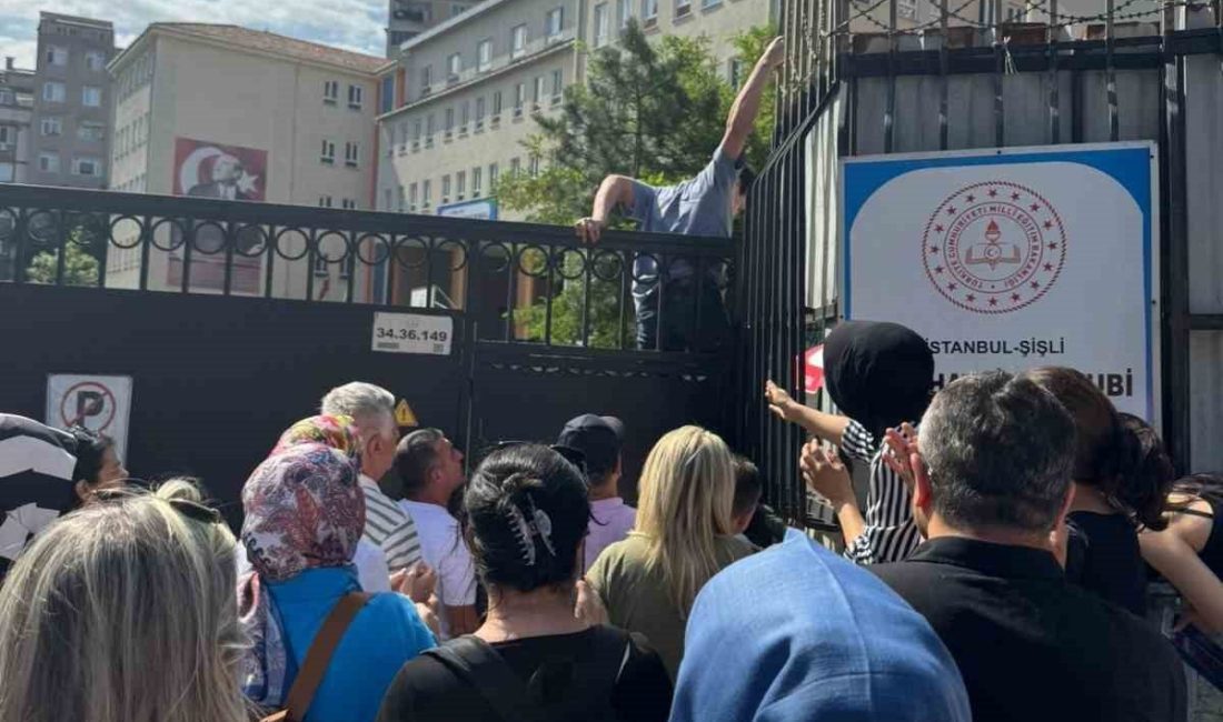 Sınava 1 dakika geç kaldıkları için alınmayan gençler okulun duvarından atladı Yükseköğretim Kurumları Sınavı’nın (YKS) birinci oturumuna iddiaya göre 1 dakika