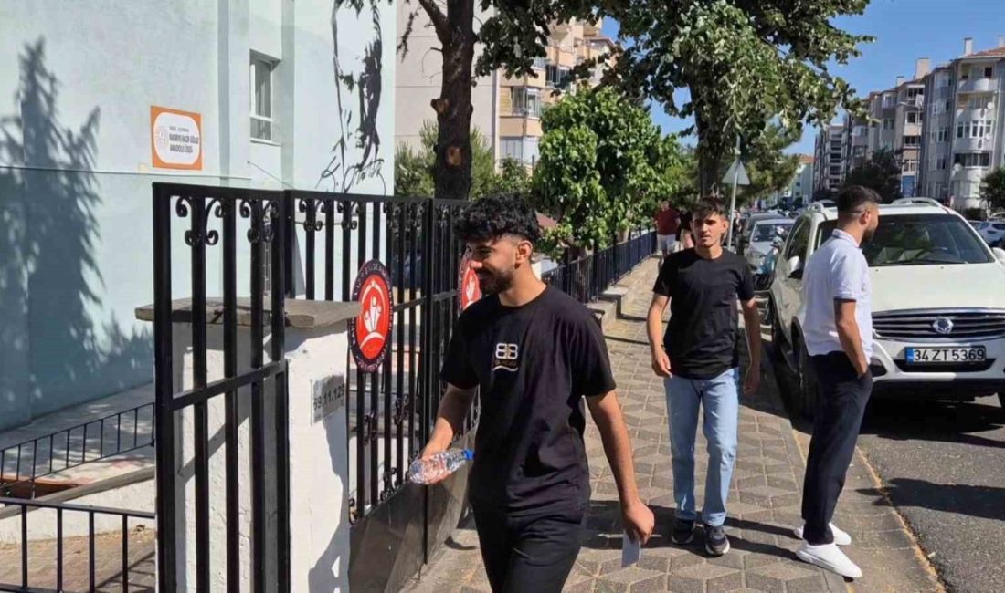 Sınava son dakika koşarak yetiştiler Yükseköğretim Kurumları Sınavı’nın (YKS) ikinci oturumu olan Alan Yeterlilik Testi’ne