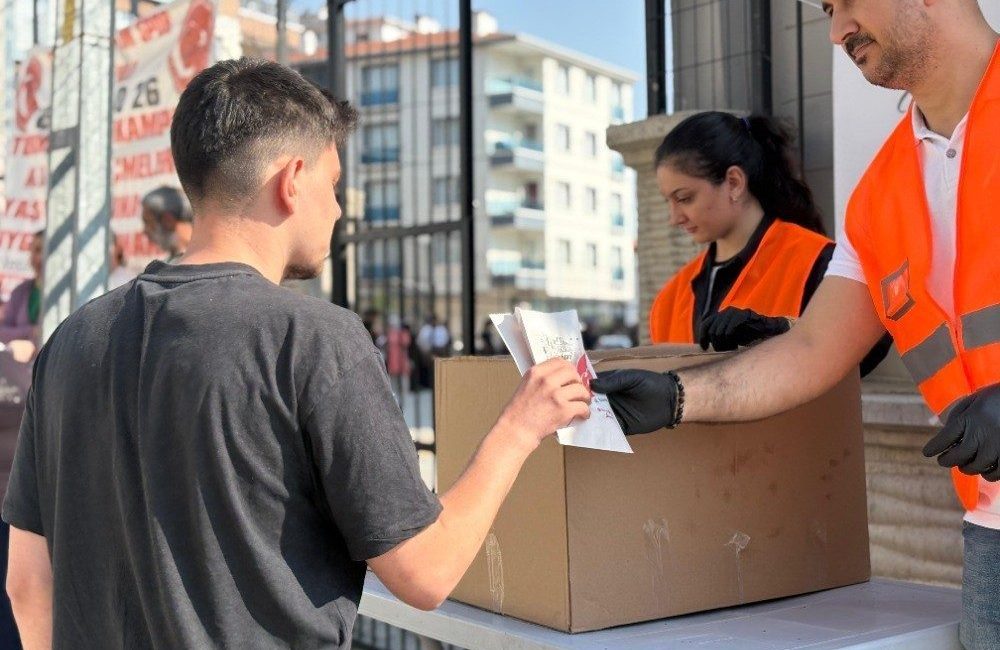 Sincan Belediyesi tarafından Yükseköğretim Kurumları Sınavı (YKS) öncesi sınava giren