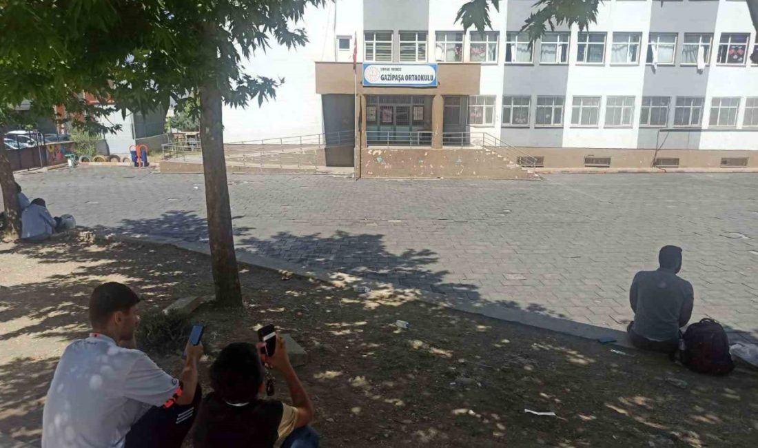 Şırnak’ta YKS maratonunun ikinci tur heyecanı Ölçme, Seçme ve Yerleştirme Merkezi (ÖSYM) tarafından düzenlenen Yükseköğretim Kurumları