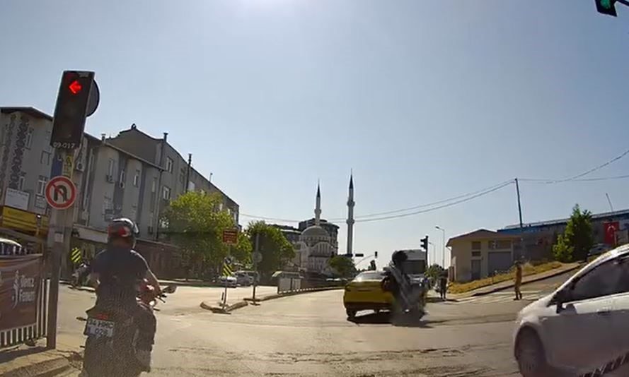 Şişli’de taksi ile çarpışan motosiklet sürücüsü yaralandı Şişli’de motosiklet sürücüsü U dönüşü yapan ticari taksi ile çarpıştı.