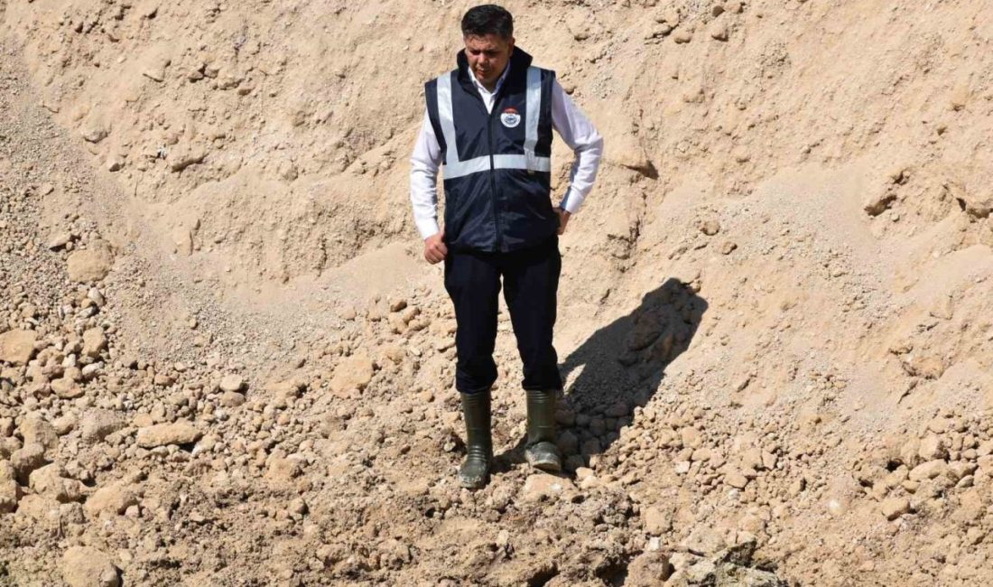 Bilecik’in Söğüt ilçesinde, TOKİ inşaatına ait hafriyatın zemine aşırı yüklenmesi