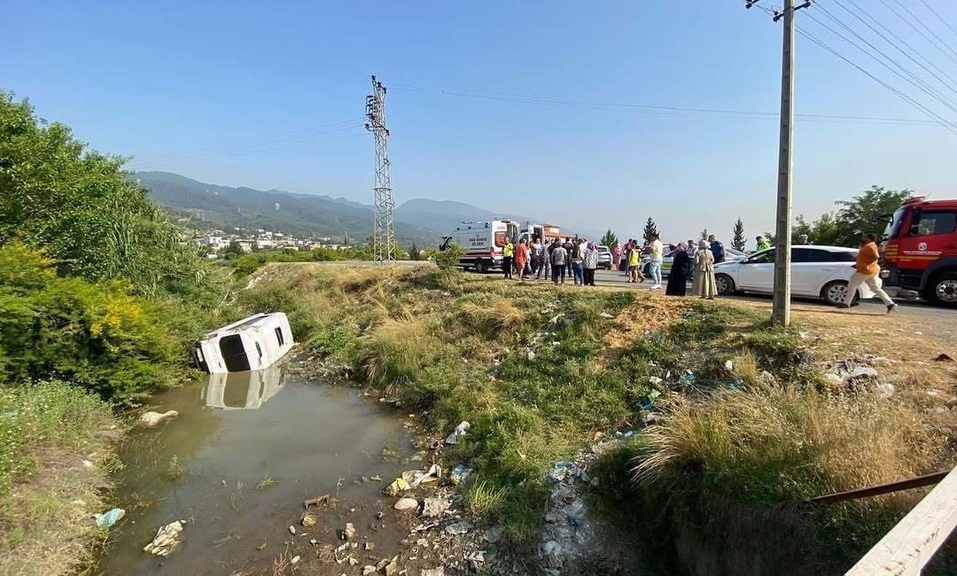 Sulama kanalına uçan midibüsteki 4 kişiyi itfaiye ekibi kurtardı Hatay’da sulama kanalına uçan midibüsteki 4 yaralıyı, itfaiye ekipleri tarafından