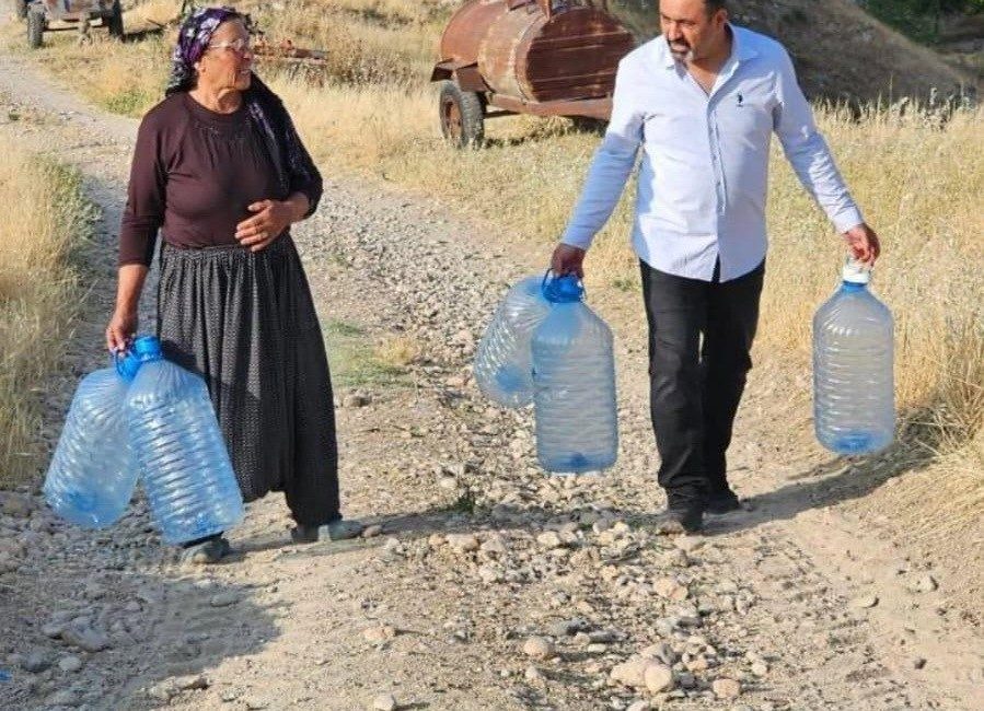 Suları akmayan köylüler çözüm talebi Adıyaman’ın Besni ilçesine bağlı Gümüşlü Köyü’nde yaşayan vatandaşlar, sularının akmamasına