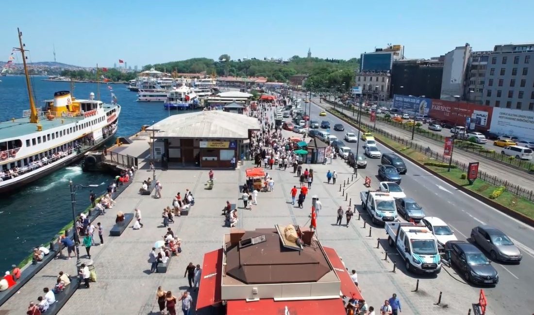 Tarihi Eminönü’nde bayram yoğunluğu İstanbul’un turistik noktalarından Eminönü, Kurban Bayramı’nın ikinci günü yerli ve