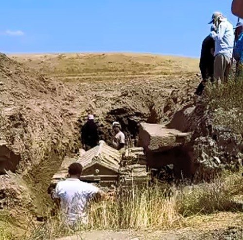Denizli’nin Çivril ilçesinde tarlada yaptıkları kaçak kazı sonucu binlerce yıllık