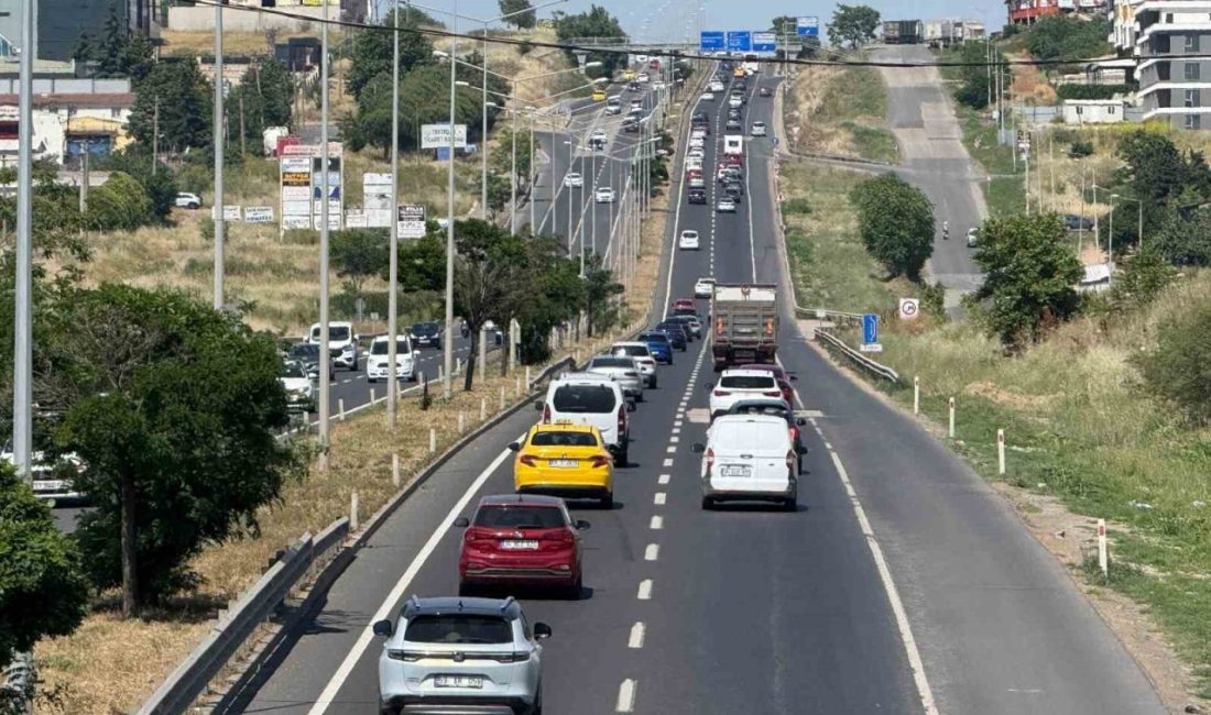 Tekirdağ-İstanbul yolunda dönüş yoğunluğu başladı Kurban Bayramı tatilini Trakya ve çevre illerde geçiren tatilcilerin dönüşe