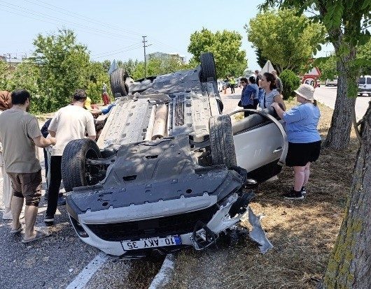Balıkesir’de üç aracın karıştığı kazada ters dönen otomobilde sıkışan sürücü,