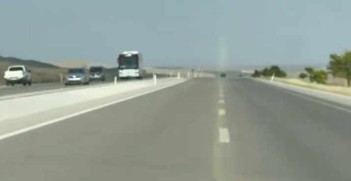 Ters şeritten giden kamyonet yürekleri ağza getirdi Aksaray-Konya kara yolunda ters yönden yaklaşık 120 kilometre hızla seyreden