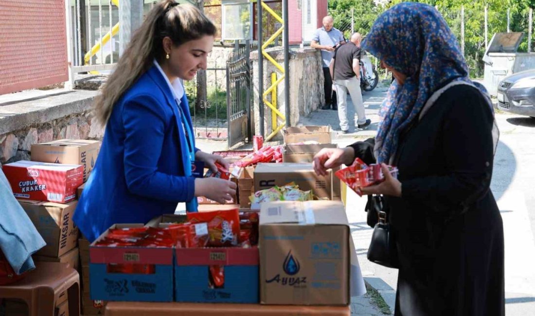 Tokat Belediyesi’nden YKS velilerine 27 okulda ikram hizmeti Tokat Belediyesi, Yükseköğretim Kurumları Sınavı (YKS) kapsamında sınavın gerçekleştirildiği 27